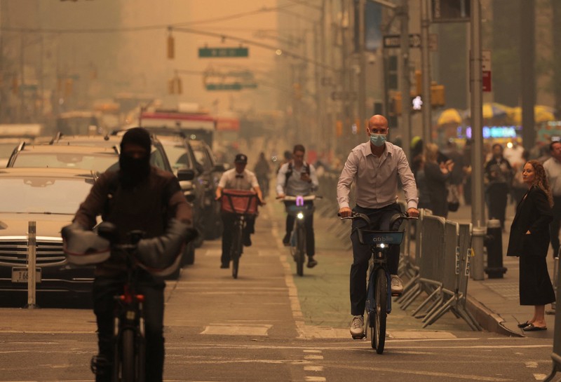 La ville est engloutie par la fumée orange! Le maire de New York exhorte les gens à porter des masques N95 